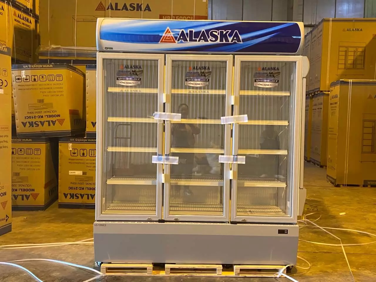 Hình ảnh thực tế của tủ mát Alaska 3 cánh LC-1200C3 chuẩn bị giao cho khách hàng